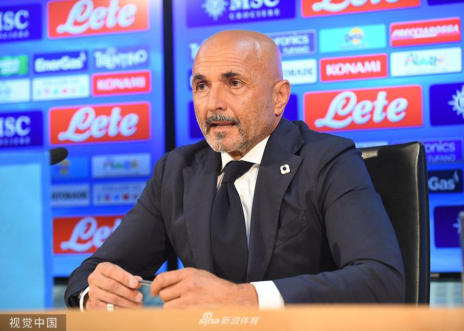 斯帕莱蒂在麦克风前侃侃而谈，手势坚定有力，正将他心中的战术蓝图传递给在场的每一位见证者。