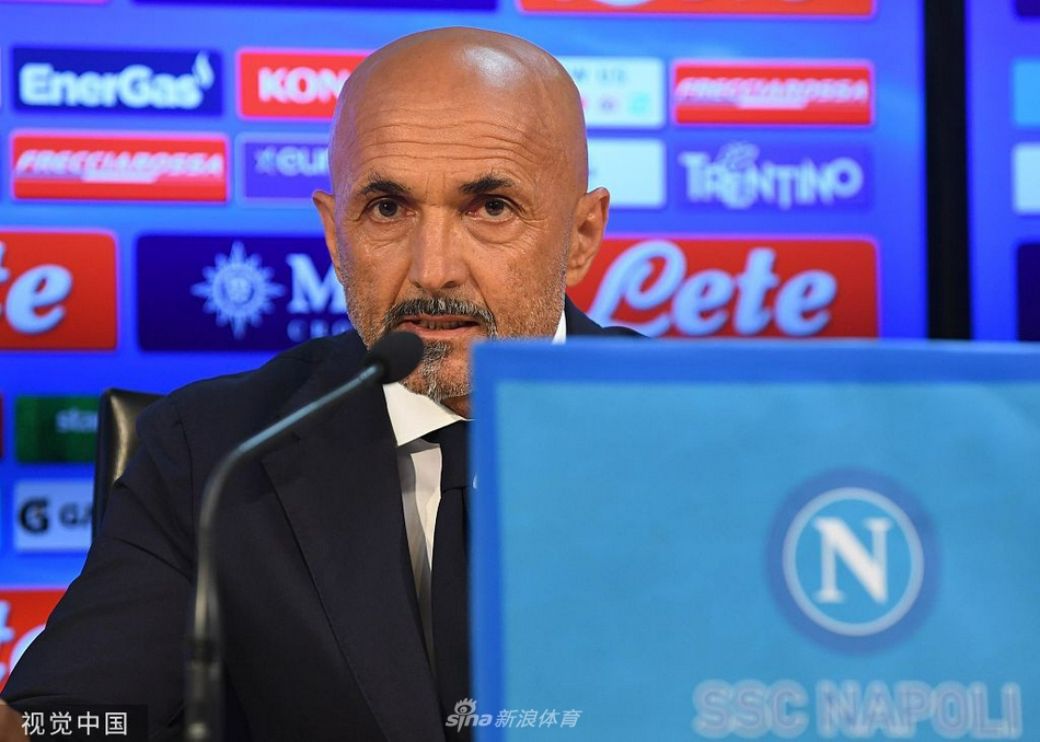 发布会现场的斯帕莱蒂展露标志性的微笑，眼中闪烁着对新挑战的渴望与带领蓝鹰重返巅峰的坚定信念。