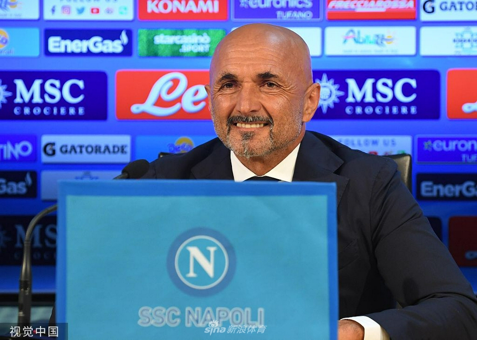 斯帕莱蒂在发布会上目光如炬，神情专注地凝视着远方，仿佛已看穿新赛季的荆棘与坦途。