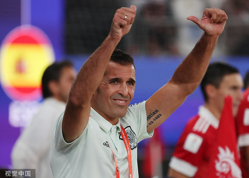 西班牙队球员在逆境中尝试一脚惊世骇俗的倒挂金钩，身体在空中完全舒展，对面俄罗斯防守球员只能望球兴叹