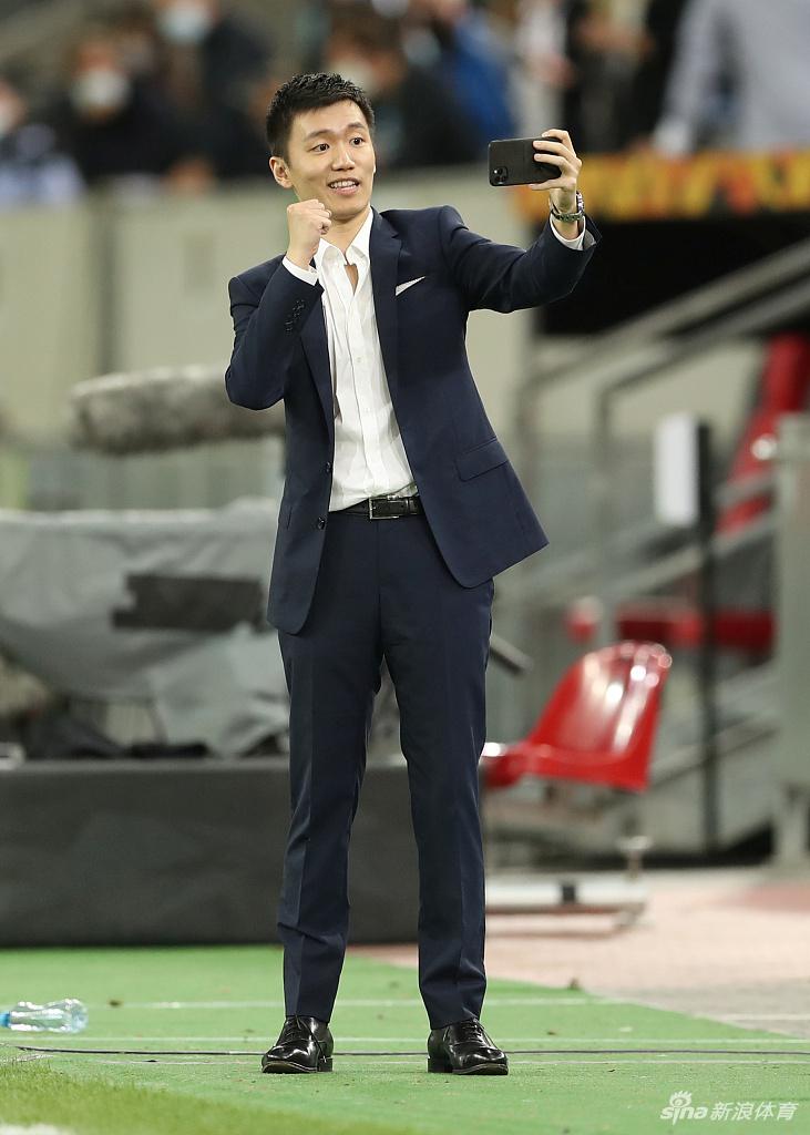 赛后，张康阳与功臣劳塔罗亲切交谈，眼神中满是赞赏与鼓励。这位年轻的领导者，正用他的方式与每一名为球队拼尽全力的战士建立起牢固的情感纽带。