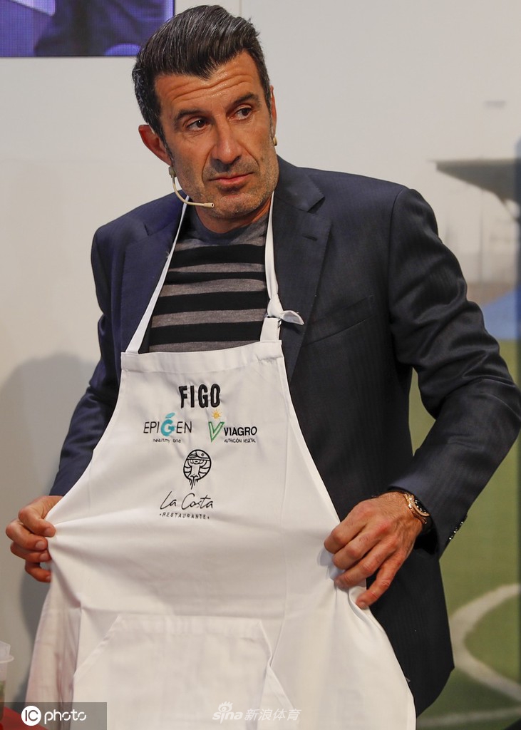 菲戈与活动参与者亲切互动，亲自为其送上精心烹制的美食