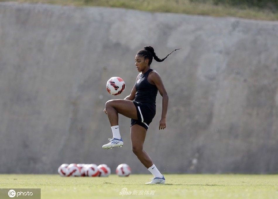 加拿大女足门将飞身扑救的瞬间，身体完全舒展开来，眼神紧紧锁定来球方向。