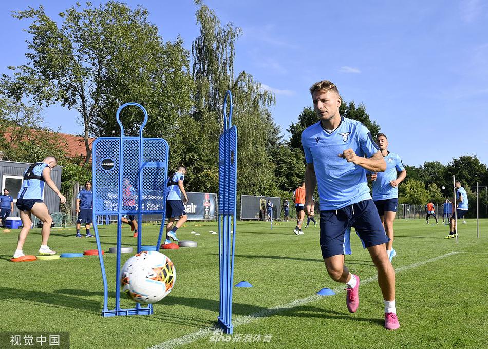 训练结束，夕阳给球员们的剪影镀上金边，他们搭着肩围成一圈，齐声呐喊，为新赛季的征程许下共同的誓言。