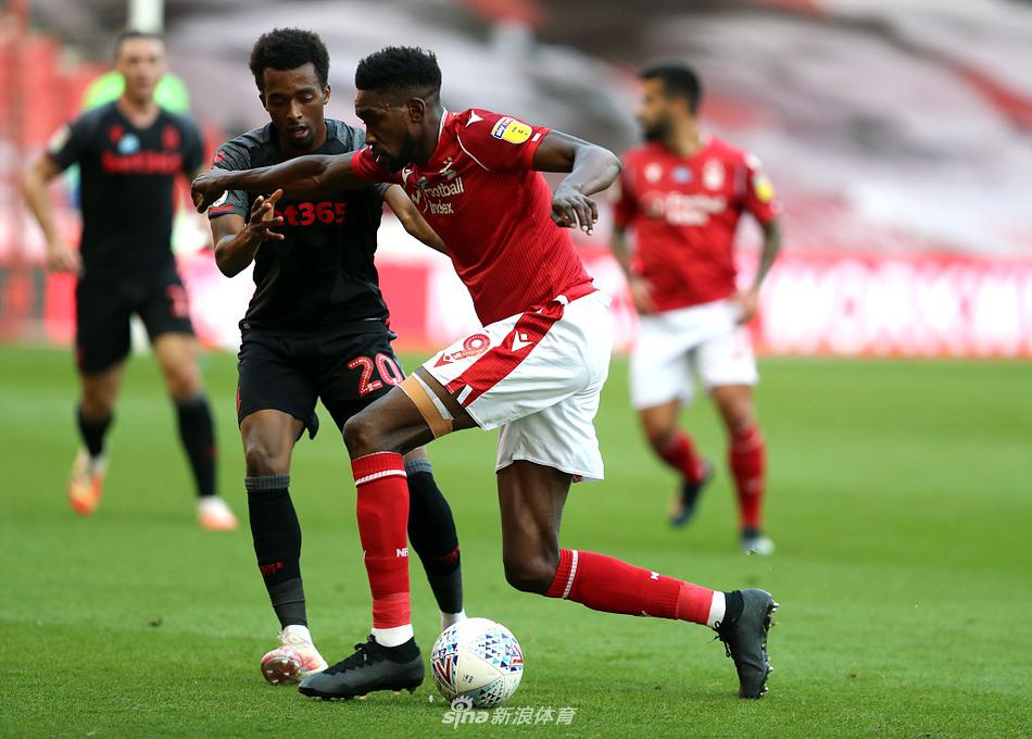 赛后诺丁汉森林球员神情落寞，有人掩面，有人呆立，斯托克城球员则在远处相互致意，空旷的看台见证了这幕英冠收官战的悲喜两重天。