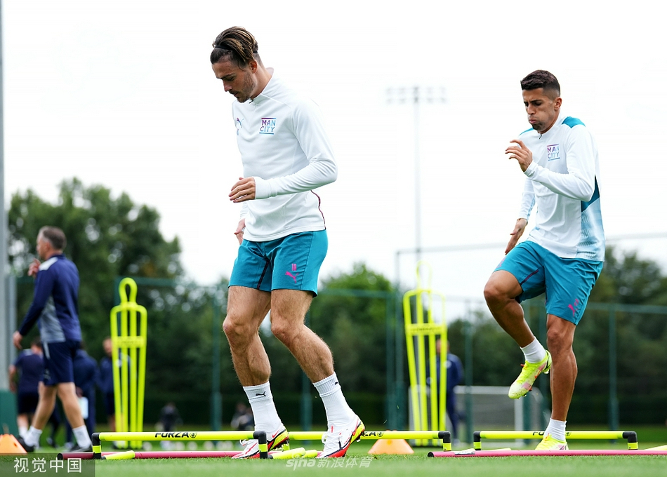 夕阳的余晖洒在训练基地，一名曼城球员独自加练盘带，皮球仿佛被无形的线牵引，始终黏在他脚下，勾勒出一幅关于勤奋与天赋的动人剪影。