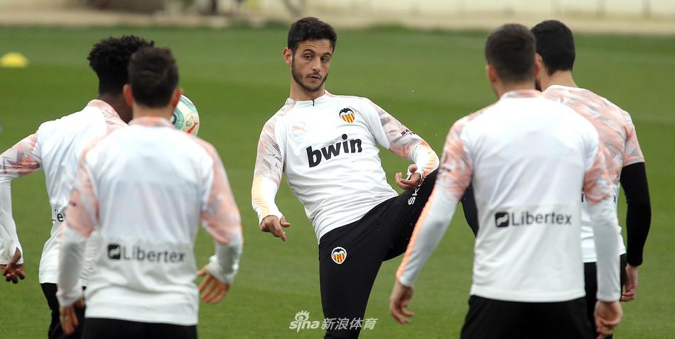 训练场上，几位瓦伦西亚球员正在进行战术角球演练，他们神情专注，配合默契，精准的跑位和细腻的脚法预示着球队将在周末的联赛中利用每一次定位球机会制造杀机。