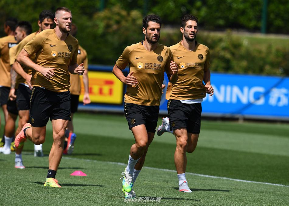 完成了高强度的训练后，劳塔罗·马丁内斯与摩西并肩走向场边，两人交流着训练心得，脸上带着满足的笑容，夕阳的余晖为他们的战袍镀上一层金光。