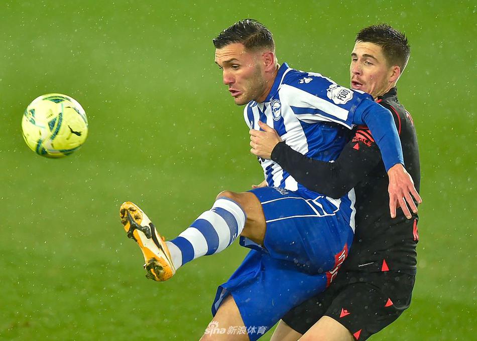 皇家社会前锋伊萨克在禁区内背身艰难拿球，面对阿拉维斯两名防守球员的贴身夹防，他努力护住皮球，寻找转身射门的缝隙，但最终在严密盯防下无功而返。