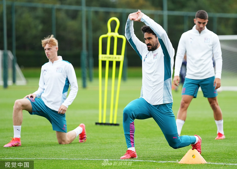 尽管是赛前最后一练，曼城教练组依然一丝不苟地在场边摆放战术板，上面密密麻麻的线路和标注，预示着这场看似轻松的比赛背后是极致的准备。