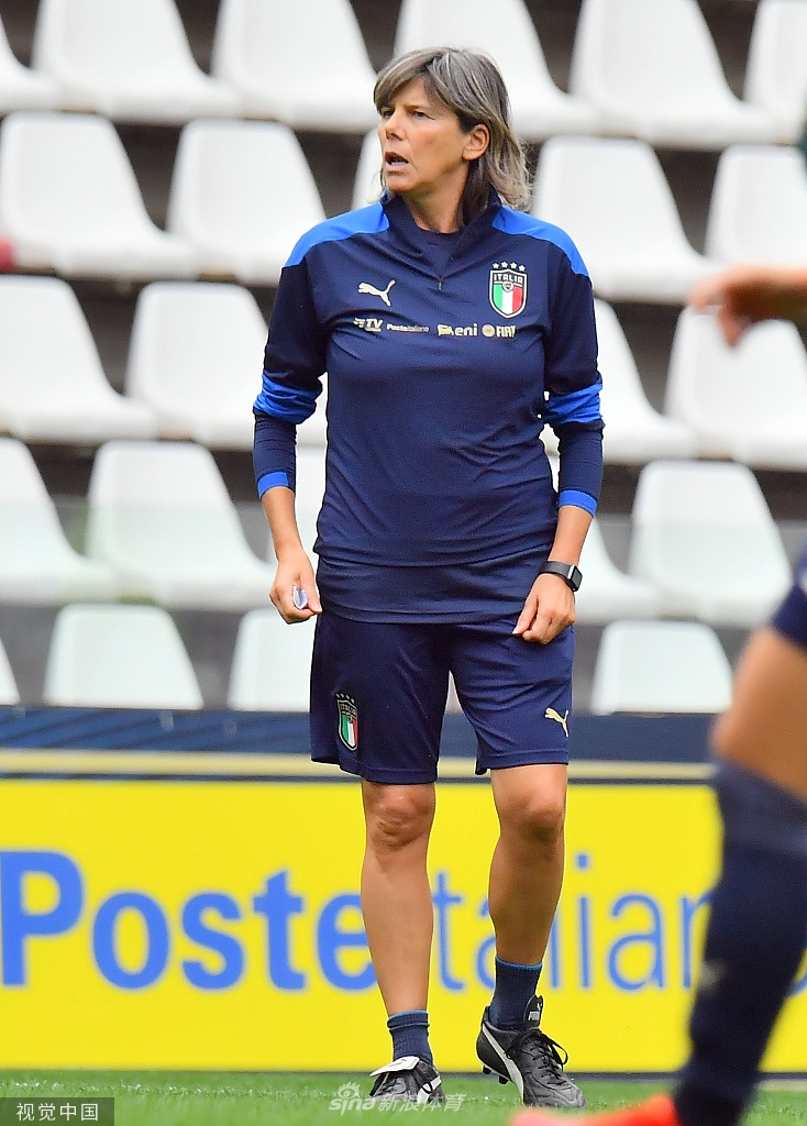 夕阳为球员们的侧脸镀上金边，一名意大利女足队员在拉伸放松时露出轻松的微笑，备战虽苦却充满快乐