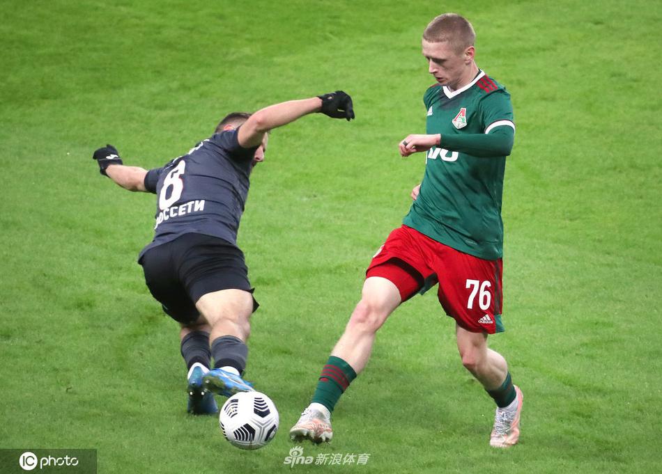 火车头功臣卡马诺在拼抢中倒地，依然死死将球护在身前，展现出不屈的斗志