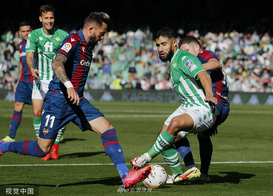 完成帽子戏法的胡安米拿着比赛用球爱不释手，脸上洋溢着灿烂的笑容，一旁的队友们纷纷上前向他表示祝贺，分享这一荣耀时刻。