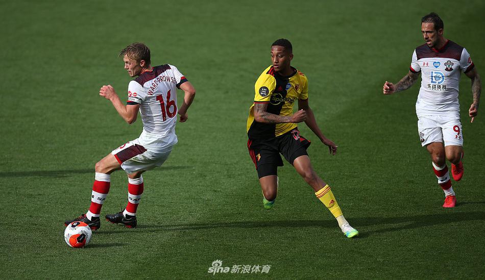 丹尼-英斯进球后握拳怒吼，与队友斯莫尔本激情拥抱，身后是主队球迷失落的身影