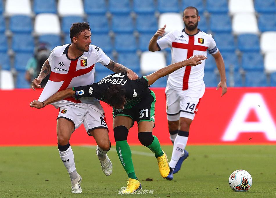 进球后球员们紧紧相拥，形成一个人墙。每个人脸上都写满了专注与坚毅，他们肩并肩站在一起，展现出一个团结无比的集体。