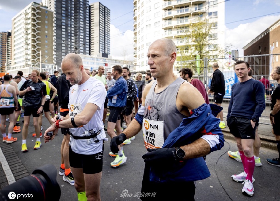 赛后罗本手握奖牌与家人相拥而笑，温馨场景诠释了体育精神超越竞技的家庭意义