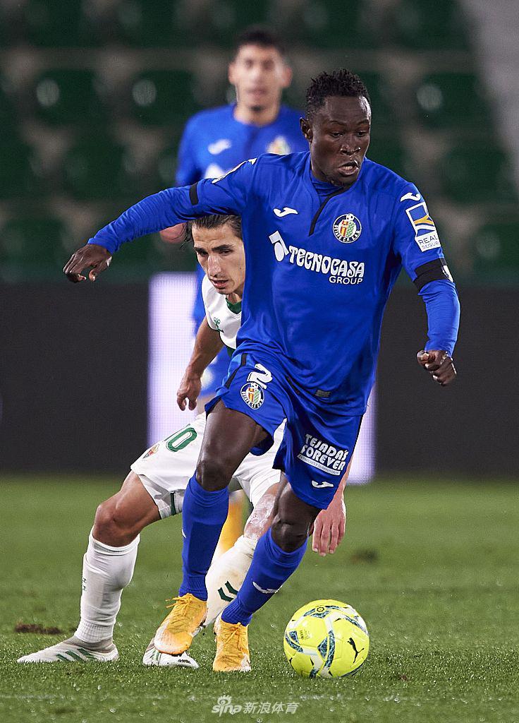 埃尔切球员赛后落寞身影与赫塔菲庆祝形成鲜明对比