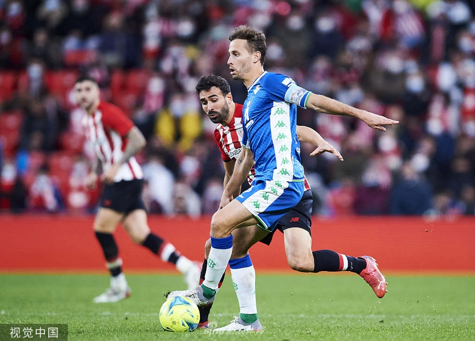 毕尔巴鄂竞技球员在主场球迷山呼海啸般的呐喊声中，激烈拼抢皇家贝蒂斯的脚下球。