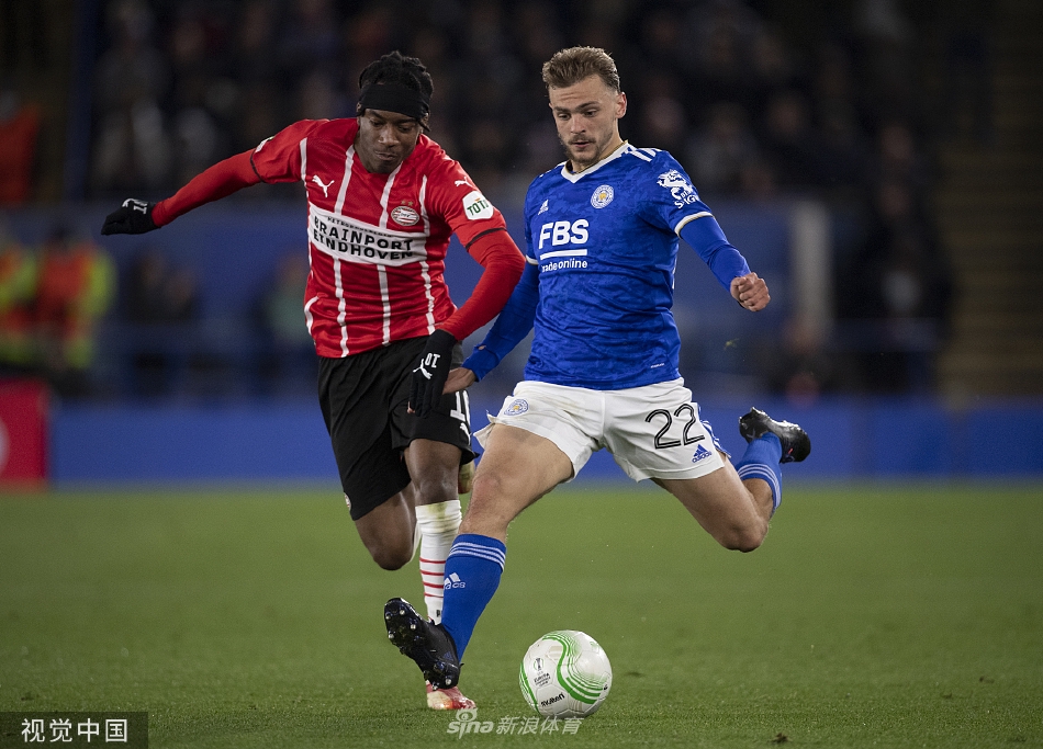 莱斯特城中场核心麦迪逊在对方两人包夹防守下，依然稳稳护住皮球并观察队友跑位，展现出色的控场能力