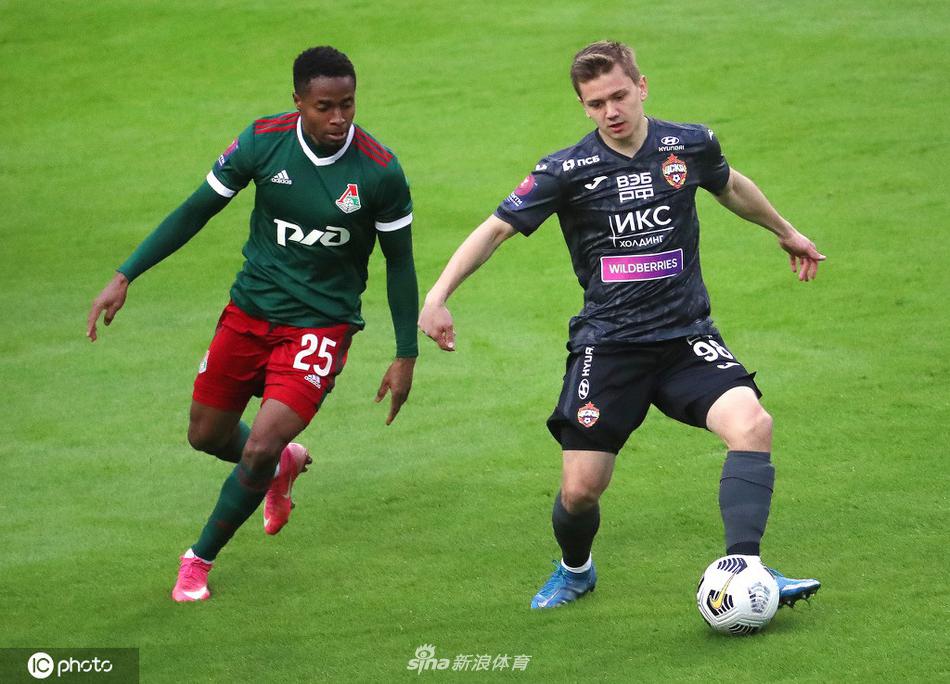 火车头球员破门瞬间，激情滑跪庆祝，身后是面露绝望的中央陆军防守队员