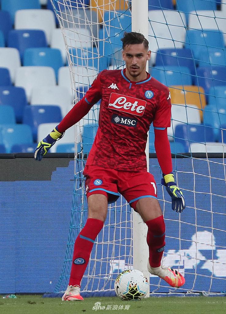 默滕斯灵巧地卸下高空球，眼神中透着杀手般的冷静，他身旁的斯帕尔防守球员即使奋力拉扯，也无法阻挡这位比利时射手创造奇迹的决心。