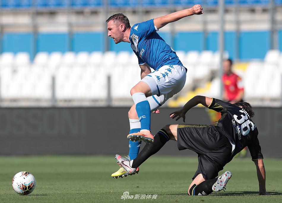 布雷西亚老将德塞纳进球后疯狂庆祝，他张开双臂奔跑，脸上是近乎扭曲的狂喜表情，队友们从他身后赶来拥抱