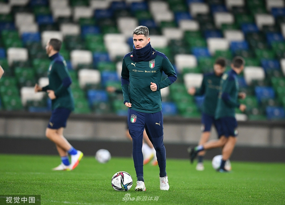 意大利球员们正在进行分组对抗，因西涅面对防守球员，试图用他标志性的小碎步和低重心寻找突破空间