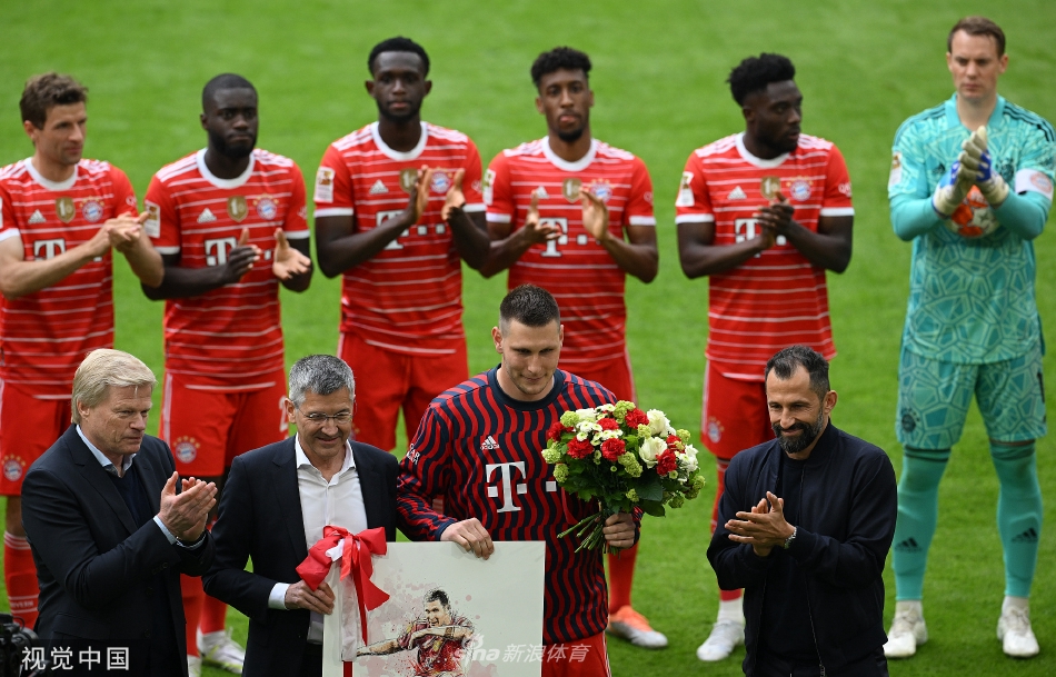 聚勒与队友托马斯·穆勒紧紧拥抱，穆勒面带笑容仿佛在安慰与祝福这位即将远行的兄弟