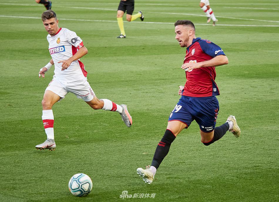 埃尔萨达尔体育场的这个夜晚，奥萨苏纳与马洛卡球员在中圈附近激烈拼抢，主裁判的哨音和场边闪烁的电子广告牌，共同构成了西甲复赛后的独特景致。