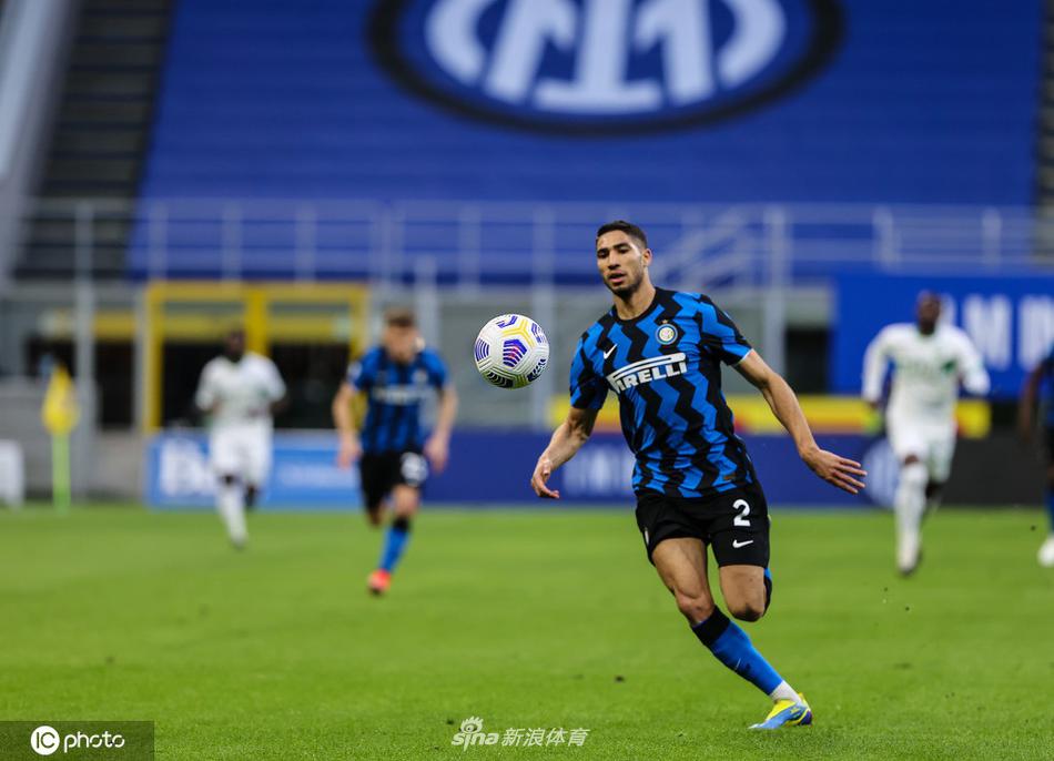 比赛场边的广告牌上，巨大的全新IM队徽格外醒目，它如同一位沉默的见证者，静静守望着场上球员们的每一次拼搏与汗水。