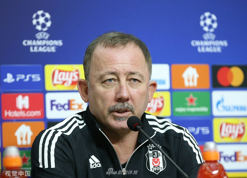 训练场上，一名球员正全神贯注地进行高抬腿跑动训练。他身姿矫健，汗水已经浸湿了后背的训练服，夕阳的余晖勾勒出他充满力量的肌肉线条。背景中虚化的看台座椅，仿佛明日就将化作万千球迷的呐喊，此刻的每一滴汗水，都是为了那90分钟的荣耀。