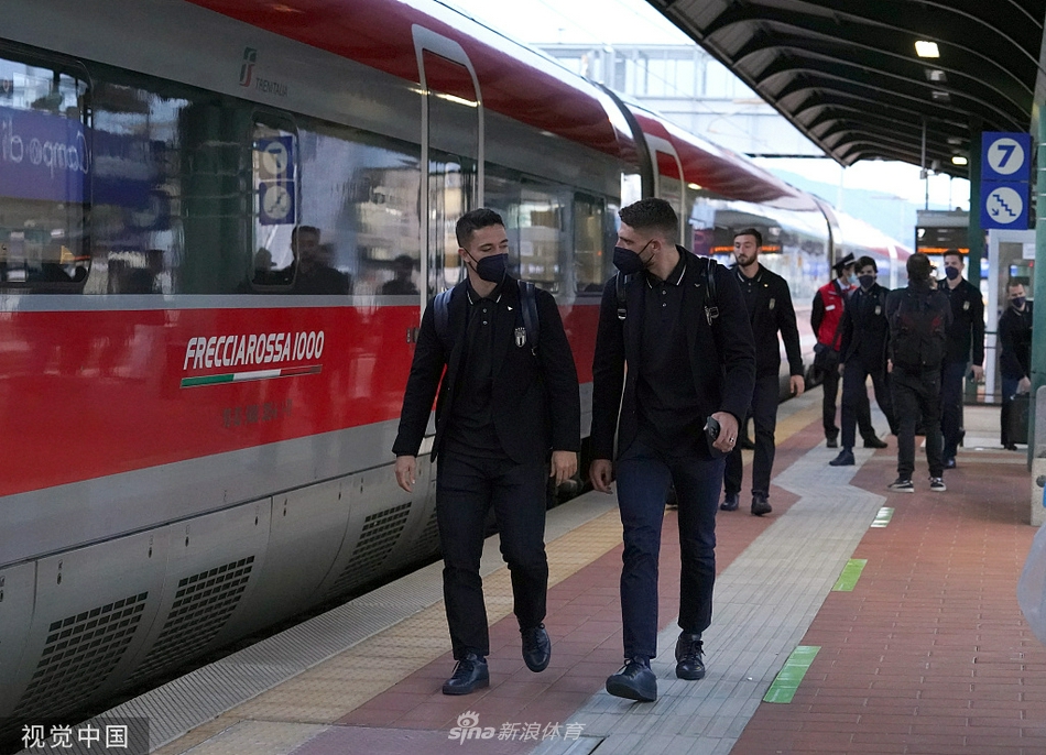 在佛罗伦萨训练基地外，几位意大利球员身着休闲装，背着行李，正准备登上前往罗马的大巴，神情专注而自信。