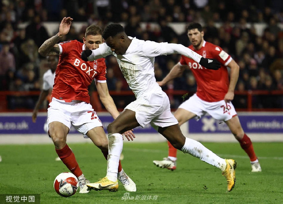 阿森纳队长厄德高在比赛中带球突破，身旁多名森林队防守球员对其进行围堵