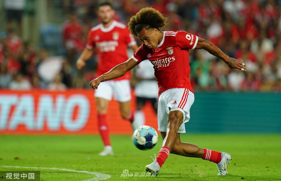 本菲卡新星贡萨洛·拉莫斯跃起头球破门，动作舒展有力，皮球应声入网，完美展现了中锋的嗅觉与技巧。