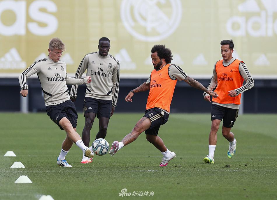 莫德里奇在训练中秀出标志性的外脚背传球，皮球划出一道美妙的弧线，精准地找到队友，仿佛在无声地诉说：大师的节奏从未乱过。