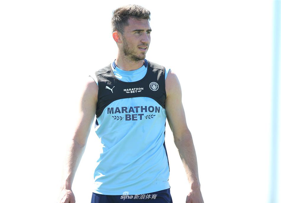 瓜迪奥拉双手叉腰站在场边，神情严峻地注视着全场动态，他的大脑正在飞速运转，推演着明天比赛的每一个战术细节