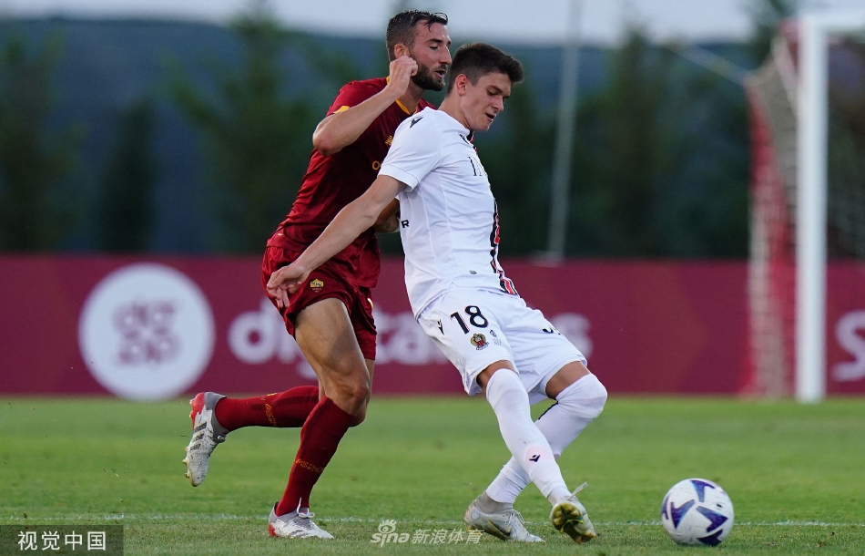 罗马队长佩莱格里尼在中场与尼斯球员激烈缠斗，他正努力护住球权，组织新一轮进攻