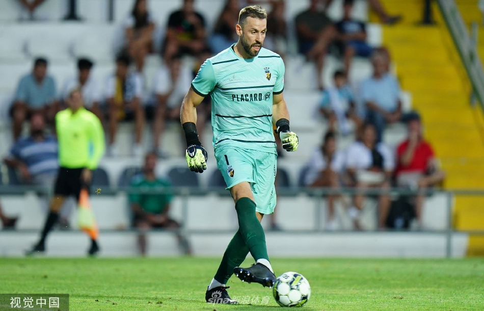 双方球员在中场展开激烈拼抢，人仰马翻间寸土不让，展现了足球比赛中最原始的力量与斗志对抗。