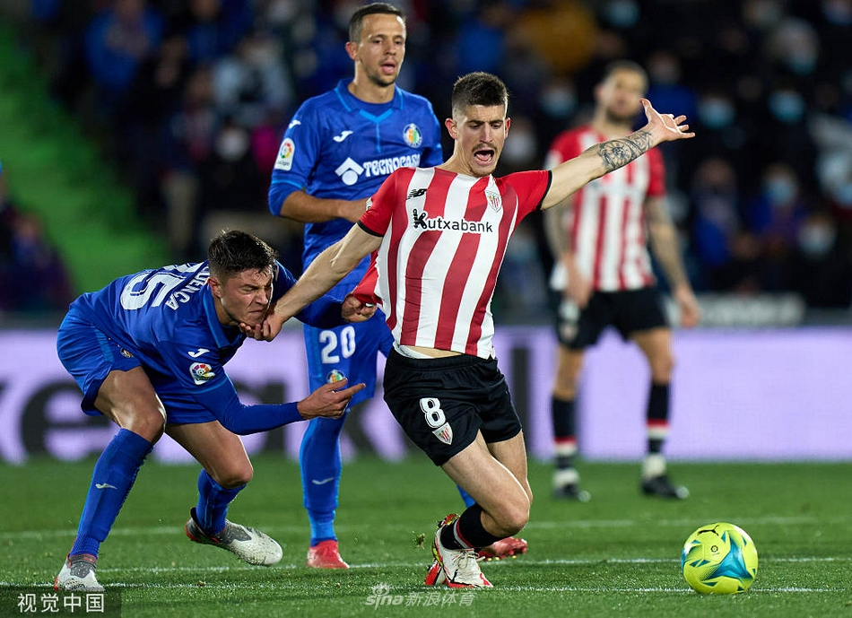 在阿方索·佩雷斯球场的聚光灯下，赫塔菲与毕尔巴鄂竞技的球员们屏息凝神，一场决定命运的终极对决在马德里南郊的夜幕中拉开序幕。