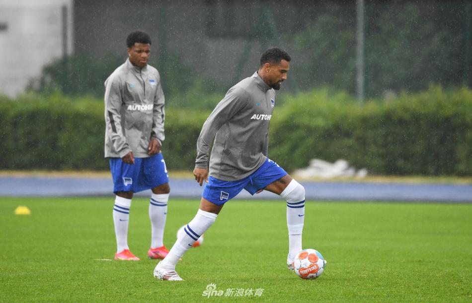 热身环节，博阿滕与年轻的队友们围成一圈，进行着拉伸。他专注地聆听着教练的指示，脸上带着淡淡的微笑。在这支年轻的队伍中，他就像一位大哥，用自己丰富的经验潜移默化地影响着身边的每一个人。