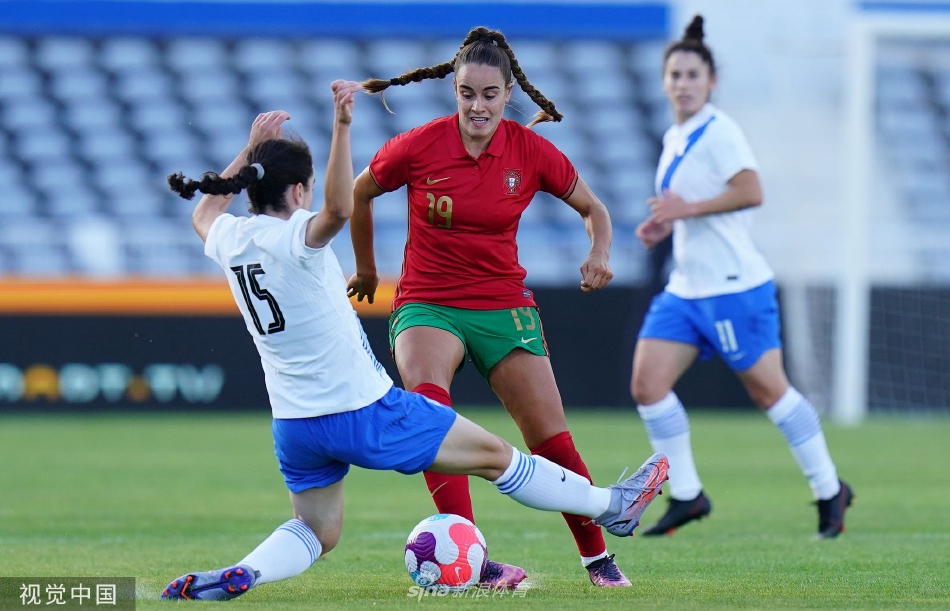 葡萄牙队守门员飞身侧扑，单掌将希腊队的威胁射门挡出球门范围，完成一次关键扑救。