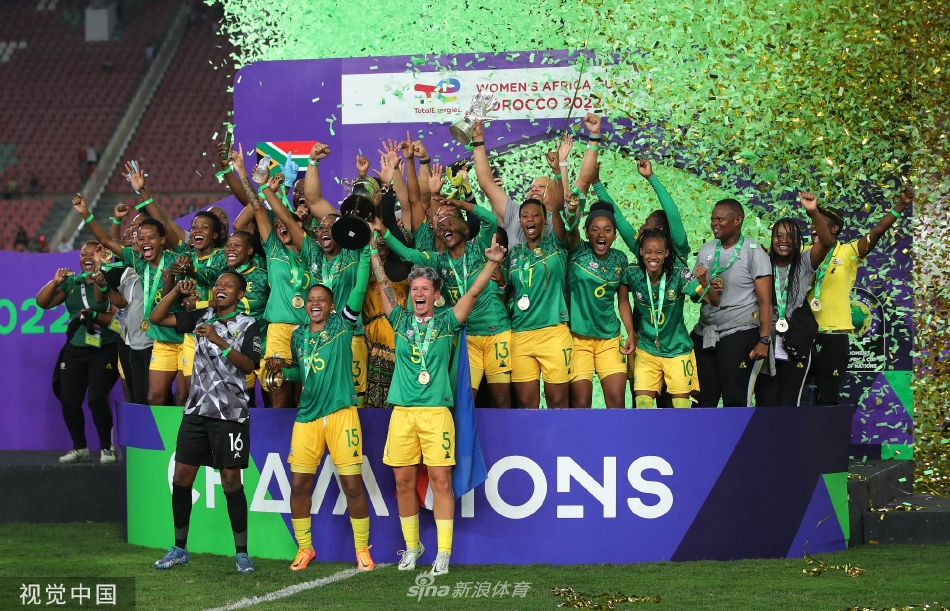 南非队球员们紧紧围成一圈，赛前动员时她们眼神坚毅，手叠在一起，充满了对冠军的渴望与团结一心的力量。