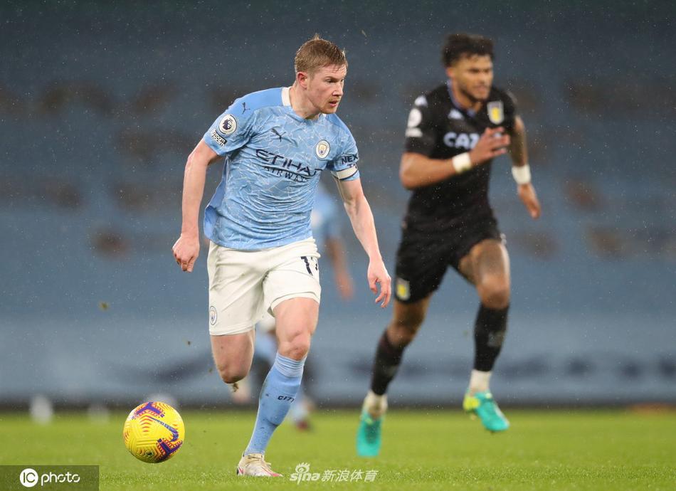 坎塞洛禁区前沿内切爆射击中横梁，皮球弹回的瞬间，他的眼中写满了难以置信与遗憾