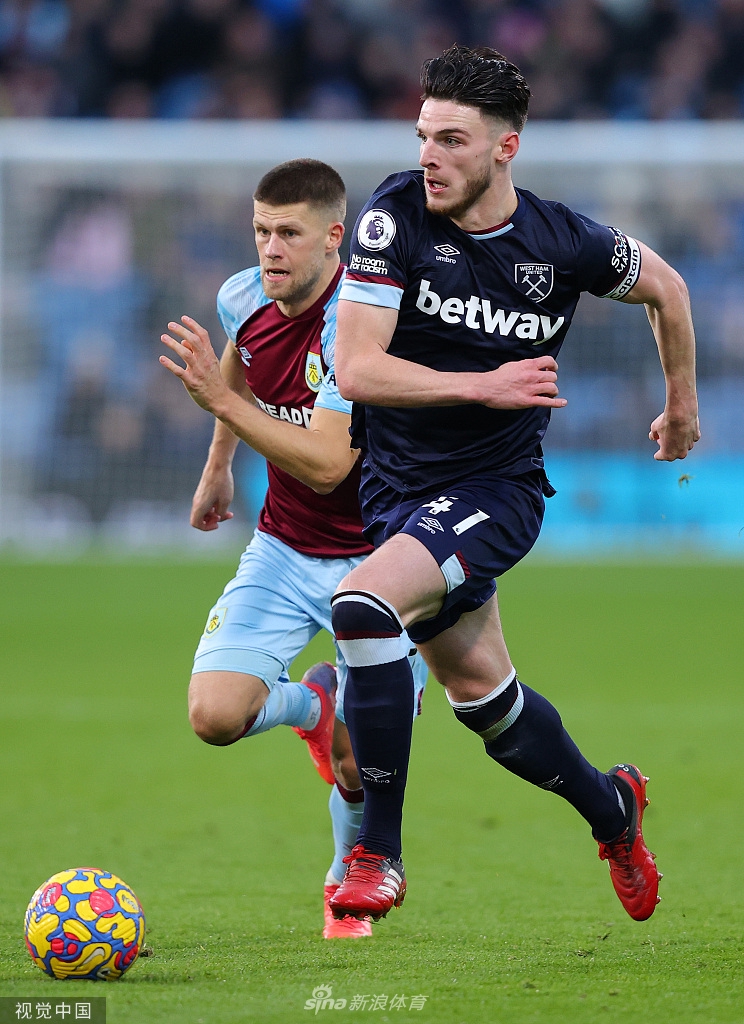 伯恩利前锋克里斯·伍德在禁区内与西汉姆联后卫激烈对抗，争抢高空球第一落点