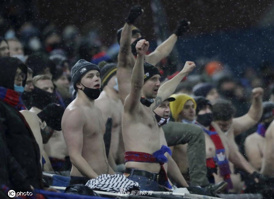 比赛已经结束，喧嚣逐渐散去，只剩下漫天的雪花继续飘落。看台上，仍有最后几名赤裸上身的球迷久久不愿离去，他们默默注视着空荡荡的球场，坚毅的背影在风雪中显得无比孤独，却又无比高大。