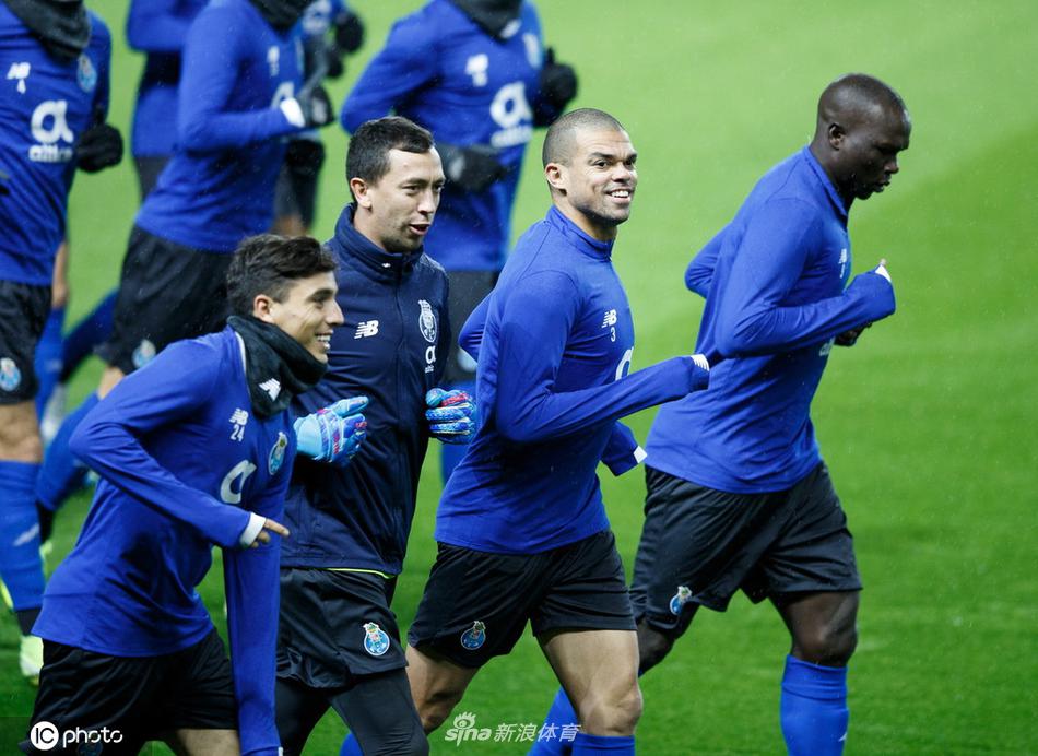 格拉斯哥阴冷的天气挡不住波尔图球员的训练热情，几人围成一圈进行抢圈游戏，皮球在他们脚下快速传递，欢笑声和呼喊声打破了球场的寂静。