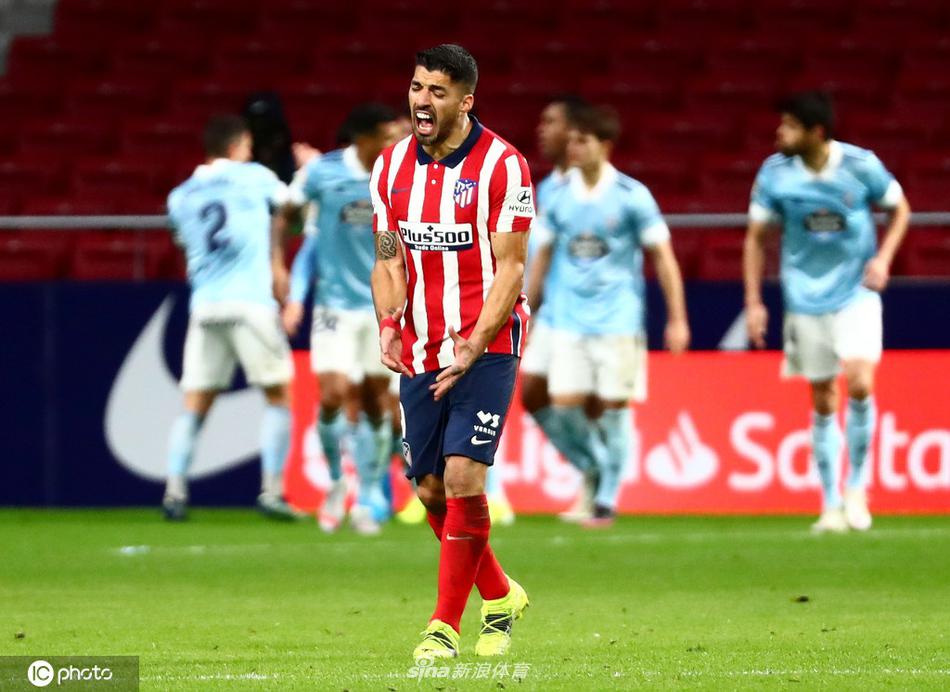 路易斯·苏亚雷斯在进球后激情怒吼，他的眼神中燃烧着不屈的斗志，仿佛要将整个万达大都会球场点燃。