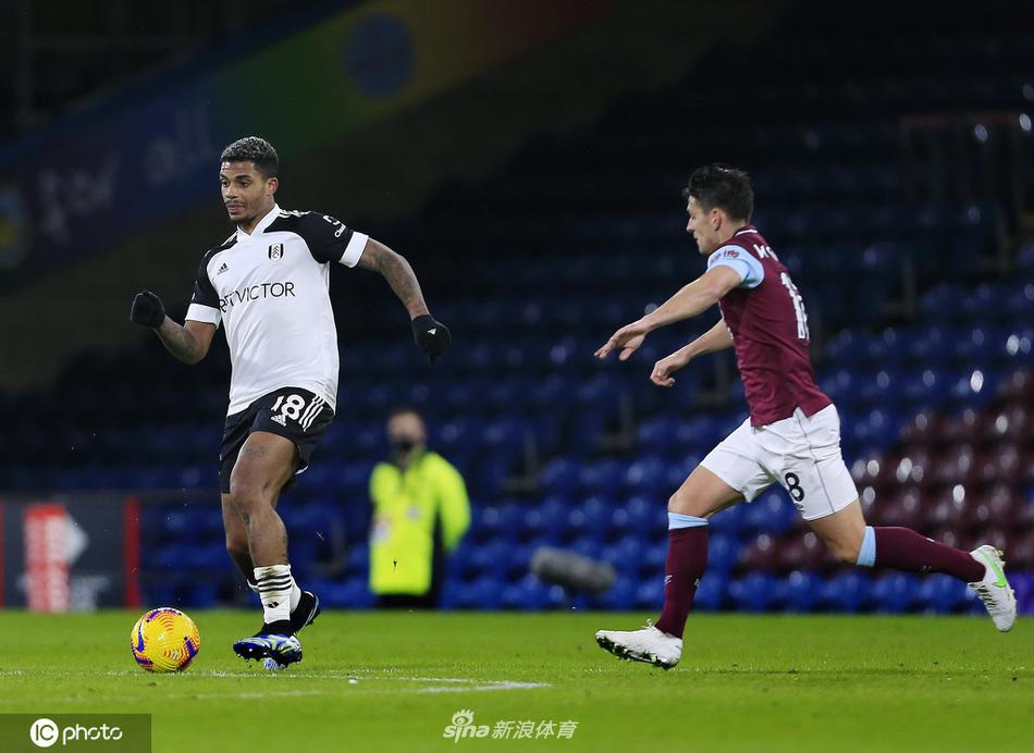 伯恩利前锋阿什利·巴恩斯破门瞬间，他倒地铲射，皮球应声入网，眼神中充满坚毅，身后的富勒姆后卫绝望倒地