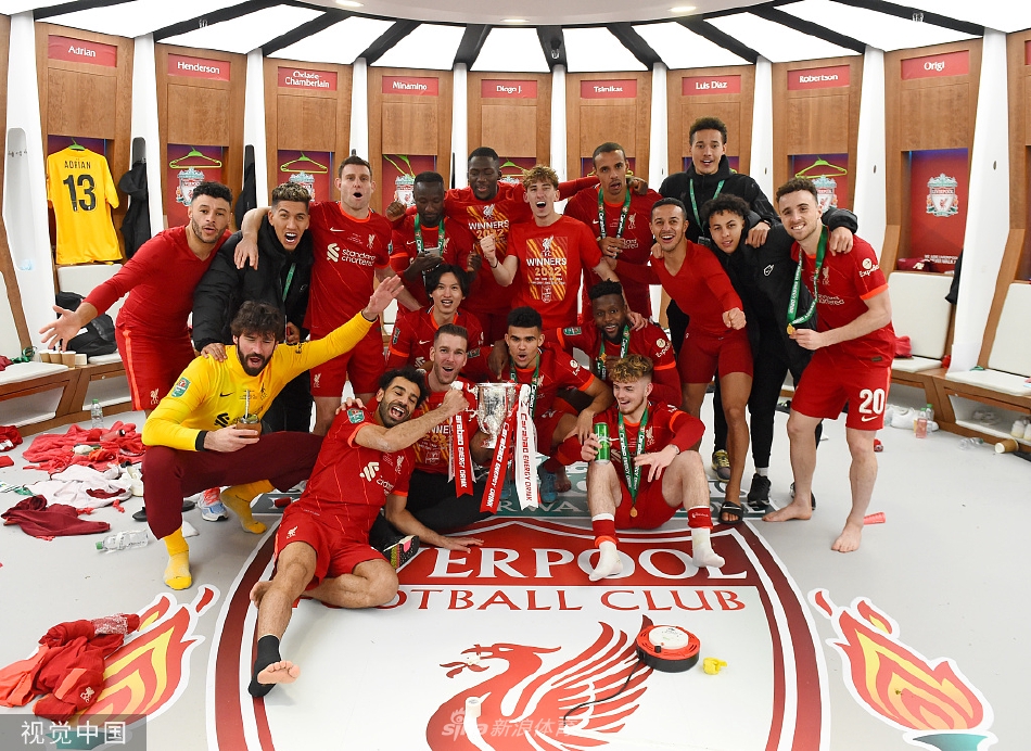 萨拉赫与马内并肩而坐，手持奖杯开怀大笑，展现了球队核心间无间的默契与友情