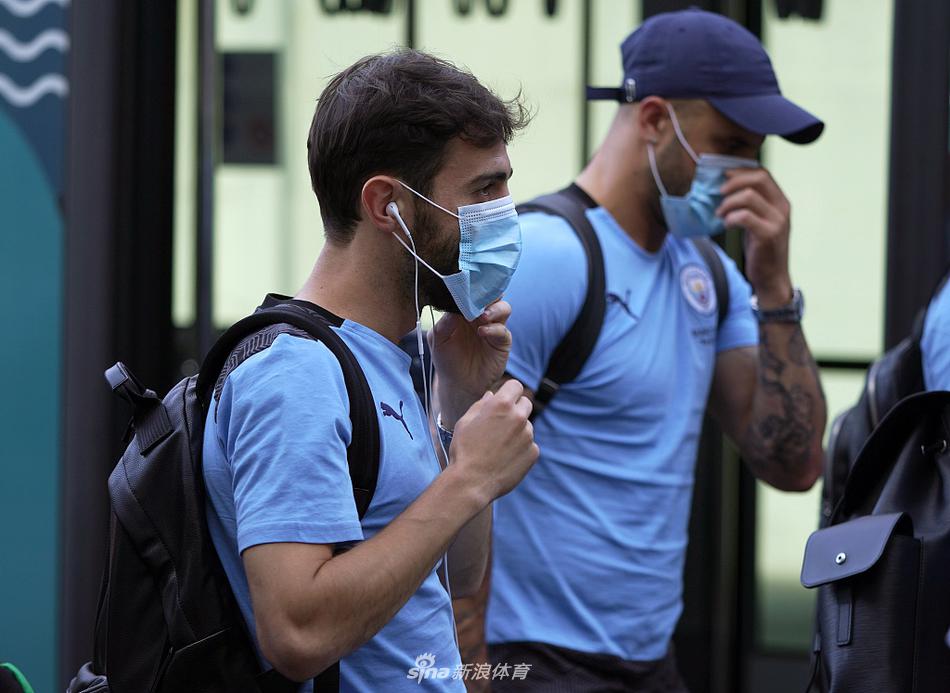热苏斯推着行李车，眼神明亮而锐利，这位巴西射手在淘汰皇马的战役中立下奇功